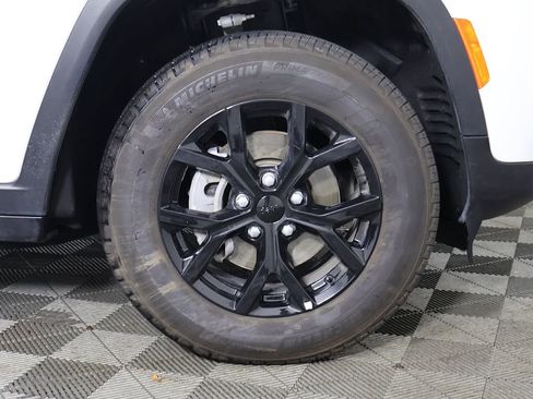 Used 2025 Jeep Grand Cherokee Altitude AWD/4WD image 21