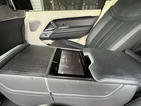Used 2024 Land Rover Range Rover Long Wheelbase Autobiography image 29