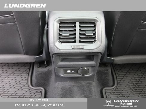 Used 2024 Volkswagen Tiguan SE w/ Panoramic Sunroof Package image 35