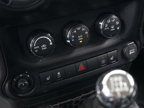 Used 2013 Jeep Wrangler Unlimited Sahara w/ Connectivity Group AWD/4WD image 18