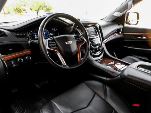 Used 2017 Cadillac Escalade Luxury AWD/4WD image 3
