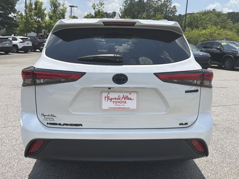 Used 2023 Toyota Highlander XLE AWD/4WD image 16
