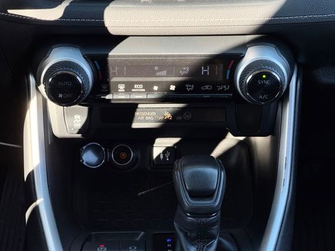 Used 2019 Toyota RAV4 LE w/ Carpet Mat Package image 19