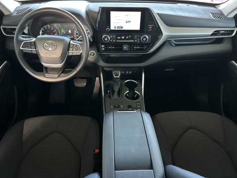 Used 2025 Toyota Highlander LE image 12
