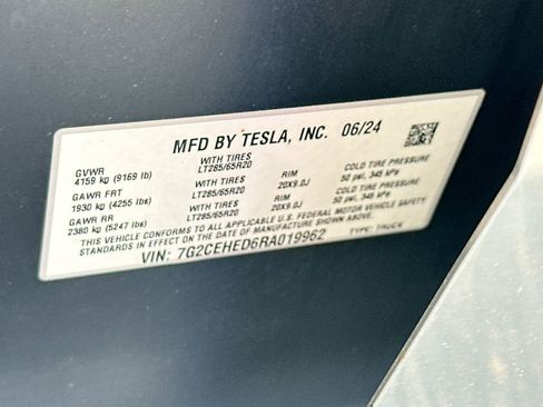 Used 2024 Tesla Cybertruck AWD Crew Cab image 31