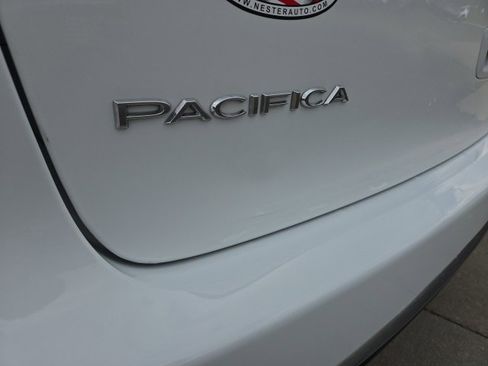 Used 2022 Chrysler Pacifica Touring-L image 41