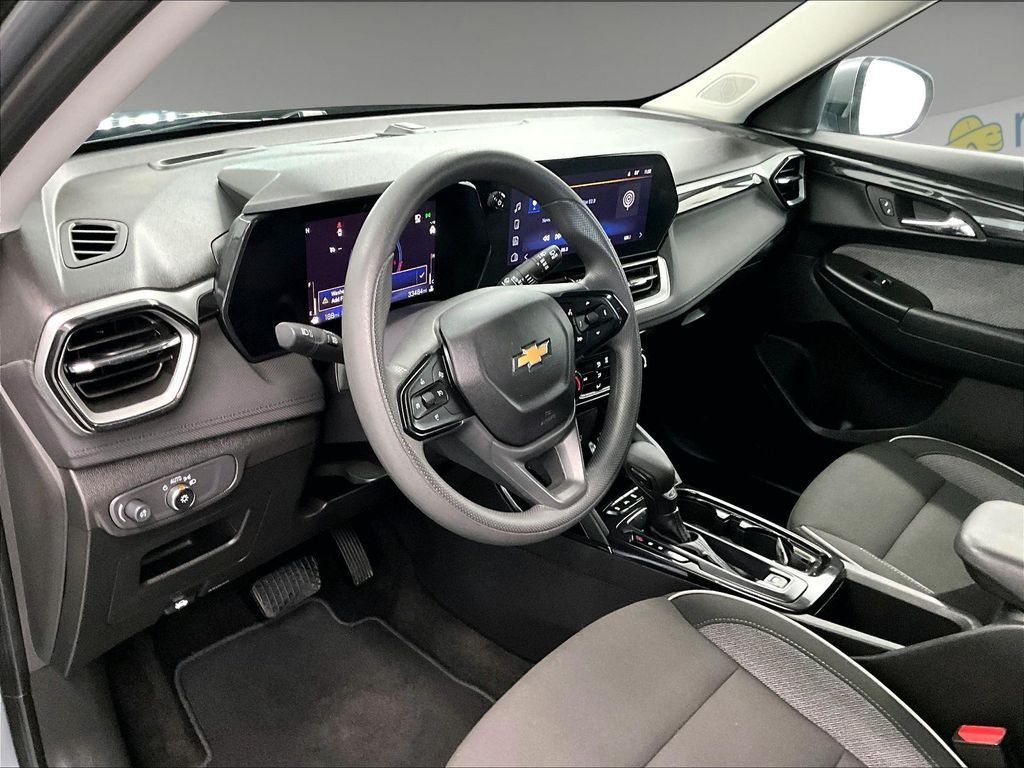 Used 2025 Chevrolet TrailBlazer LT AWD/4WD image 8