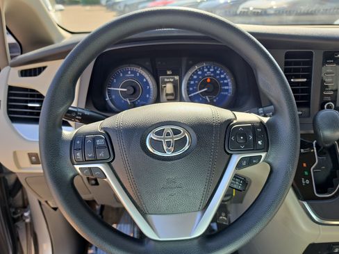 Used 2018 Toyota Sienna LE FWD image 27