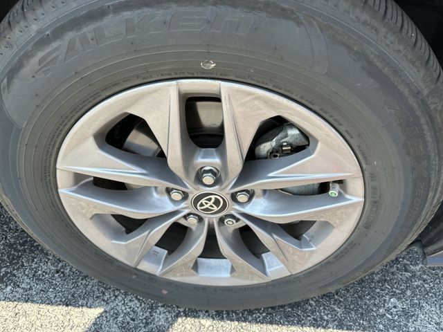 Used 2025 Toyota Sienna LE AWD/4WD image 20