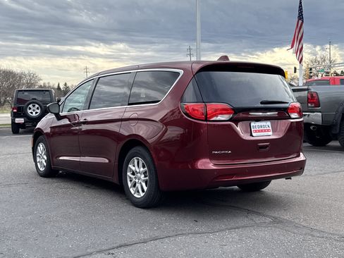 Used 2017 Chrysler Pacifica Touring FWD image 5