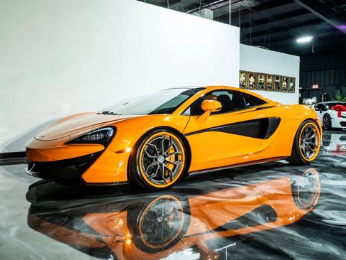 Used 2018 McLaren 570S Spider image 15
