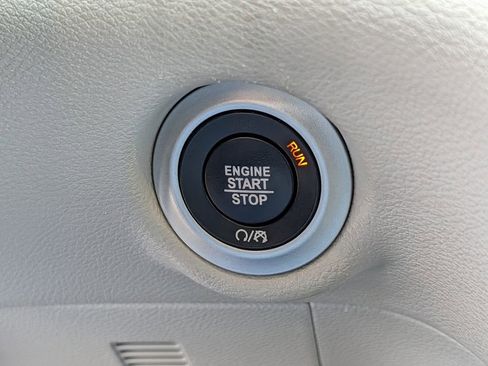 Used 2023 Chrysler Pacifica Touring-L image 20