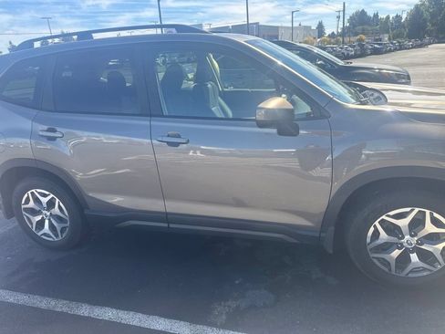 Used 2019 Subaru Forester Premium AWD/4WD image 6