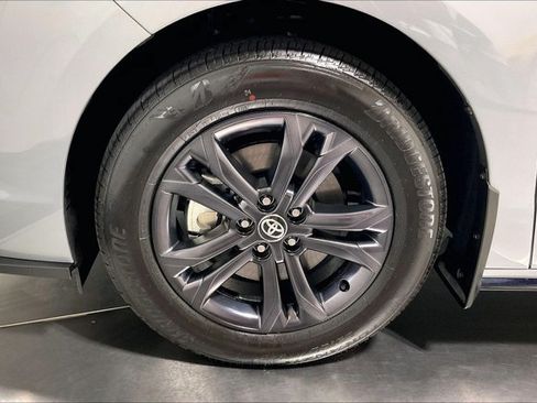 Used 2026 Toyota Sienna XSE AWD/4WD image 9