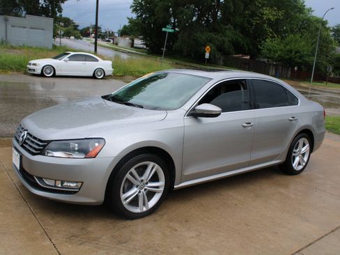 Used 2012 Volkswagen Passat TDI SEL Premium FWD image 4