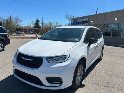 Used 2025 Chrysler Pacifica Select