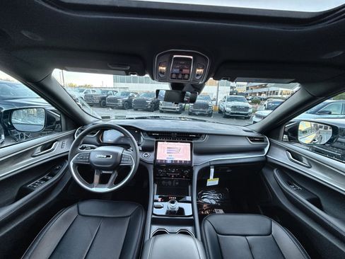 New 2025 Jeep Grand Cherokee Limited w/ Luxury Tech Group II image 23