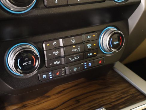 Used 2019 Ford F150 Lariat w/ Equipment Group 502A Luxury AWD/4WD image 8