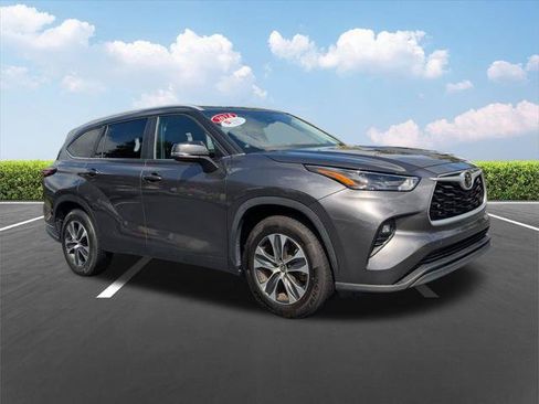 Certified 2024 Toyota Highlander XLE FWD image 2