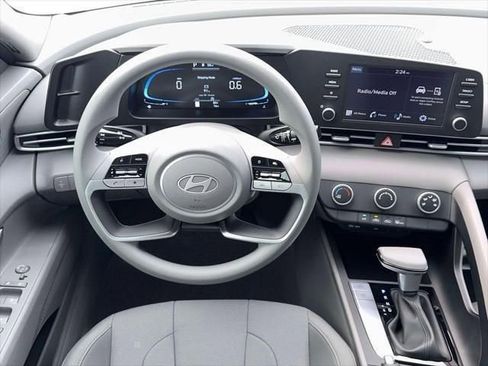New 2026 Hyundai Elantra SE FWD image 17
