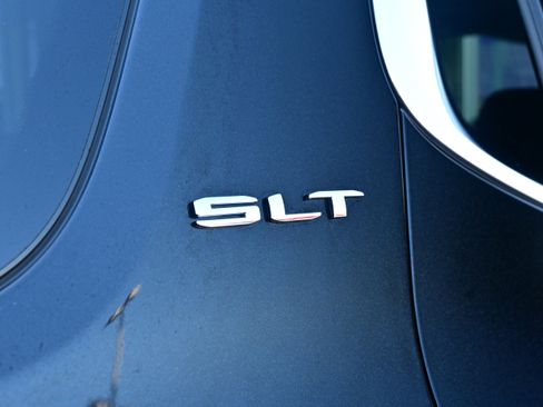 Used 2022 GMC Acadia SLT w/ Preferred Package image 12