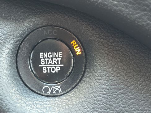 Used 2019 Jeep Cherokee Limited FWD image 23