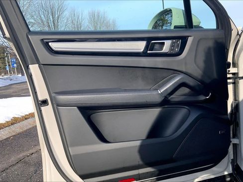 Used 2022 Porsche Cayenne Platinum Edition image 20