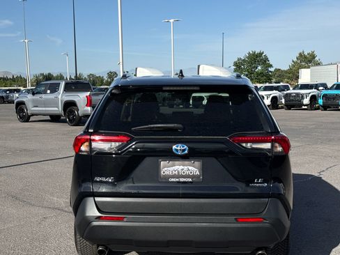 Used 2021 Toyota RAV4 LE AWD/4WD image 4
