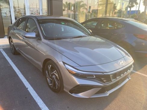 Used 2024 Hyundai Elantra SEL w/ Convenience Package image 3