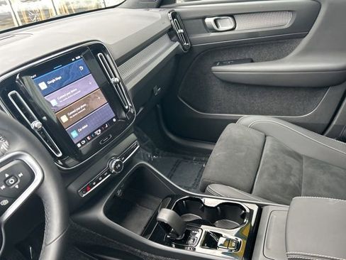 Certified 2025 Volvo XC40 B5 Plus image 19