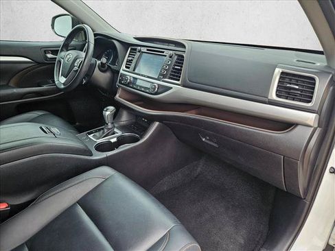 Used 2019 Toyota Highlander XLE FWD image 21