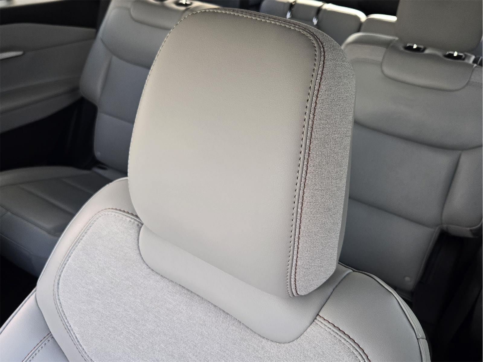 Used 2025 Ford Explorer Active w/ Active Comfort Package RWD image 23