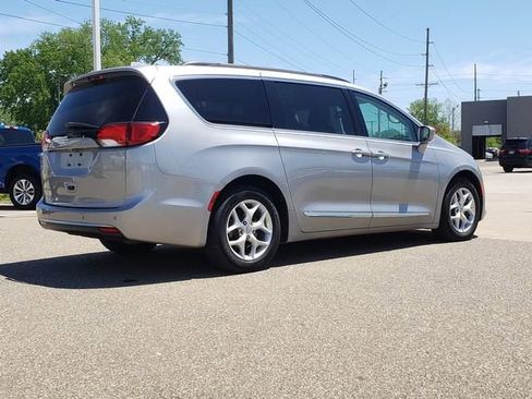 Used 2017 Chrysler Pacifica Touring-L w/ Tire & Wheel Group FWD image 4