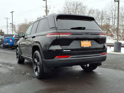 Certified 2023 Jeep Grand Cherokee Limited w/ Black Appearance Package image 5