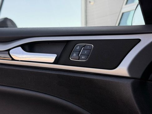 Used 2018 Ford Fusion SE w/ Equipment Group 602A FWD image 25