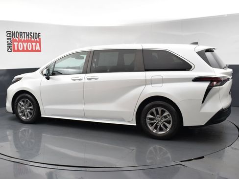 Used 2024 Toyota Sienna XLE FWD image 2