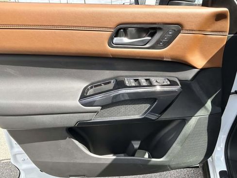 New 2026 Nissan Pathfinder Platinum FWD image 12
