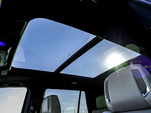 Used 2024 Cadillac Escalade Premium Luxury image 3