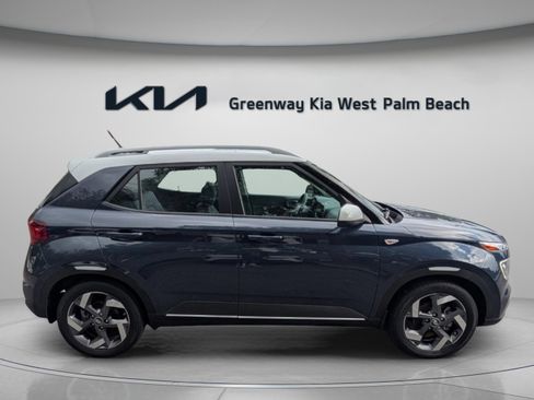 Used 2023 Hyundai Venue Limited image 9