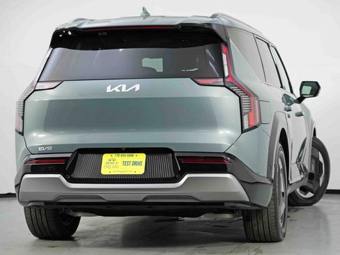 Used 2024 Kia EV9 Land image 5