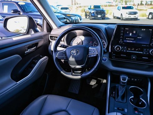 Used 2020 Toyota Highlander XLE AWD/4WD image 4