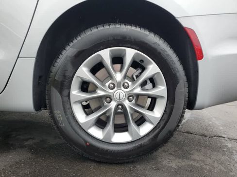 New 2026 Chrysler Pacifica Select image 9