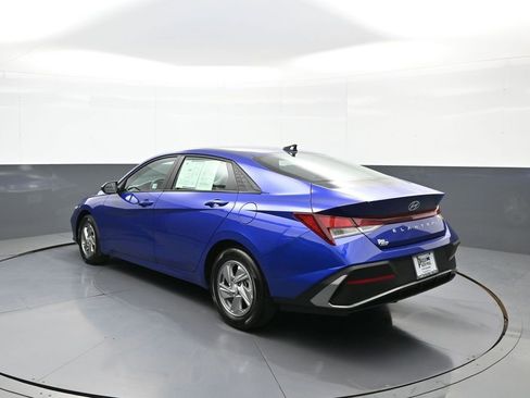 Used 2025 Hyundai Elantra SE FWD image 8
