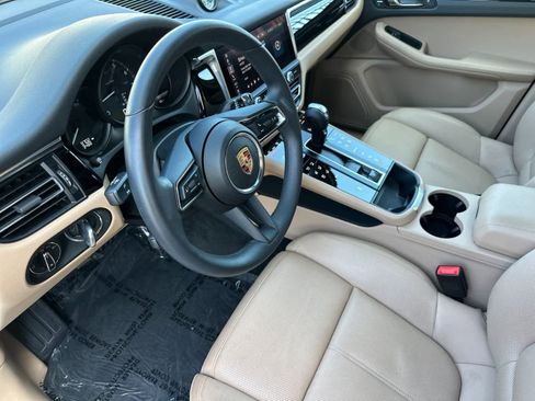 Certified 2025 Porsche Macan image 4