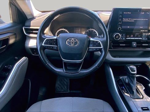 Used 2022 Toyota Highlander LE FWD image 5