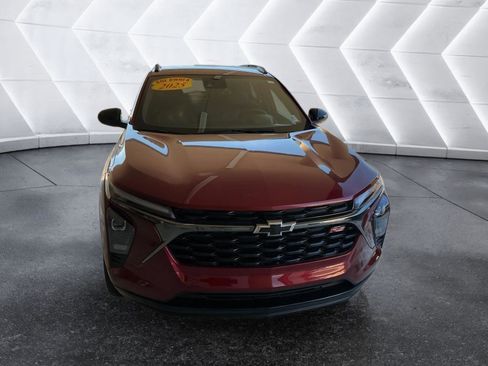 Used 2025 Chevrolet Trax RS w/ Driver Confidence Package image 2