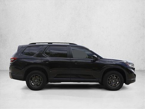 Used 2025 Honda Pilot TrailSport image 4