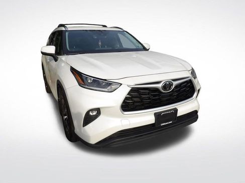 Used 2021 Toyota Highlander XLE image 2