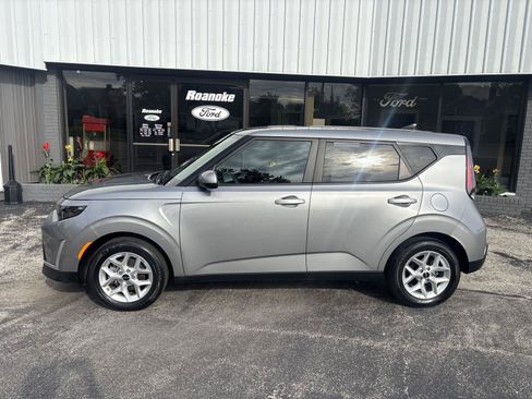 Used 2025 Kia Soul LX w/ LX Technology Package FWD image 7