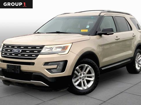 Used 2017 Ford Explorer XLT w/ Equipment Group 202A FWD image 1